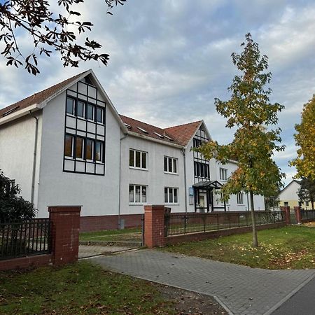 Fc-Apartmenthaus Falkensee Mit Grossem Garten Und Pkw Stellflaechen 외부 사진