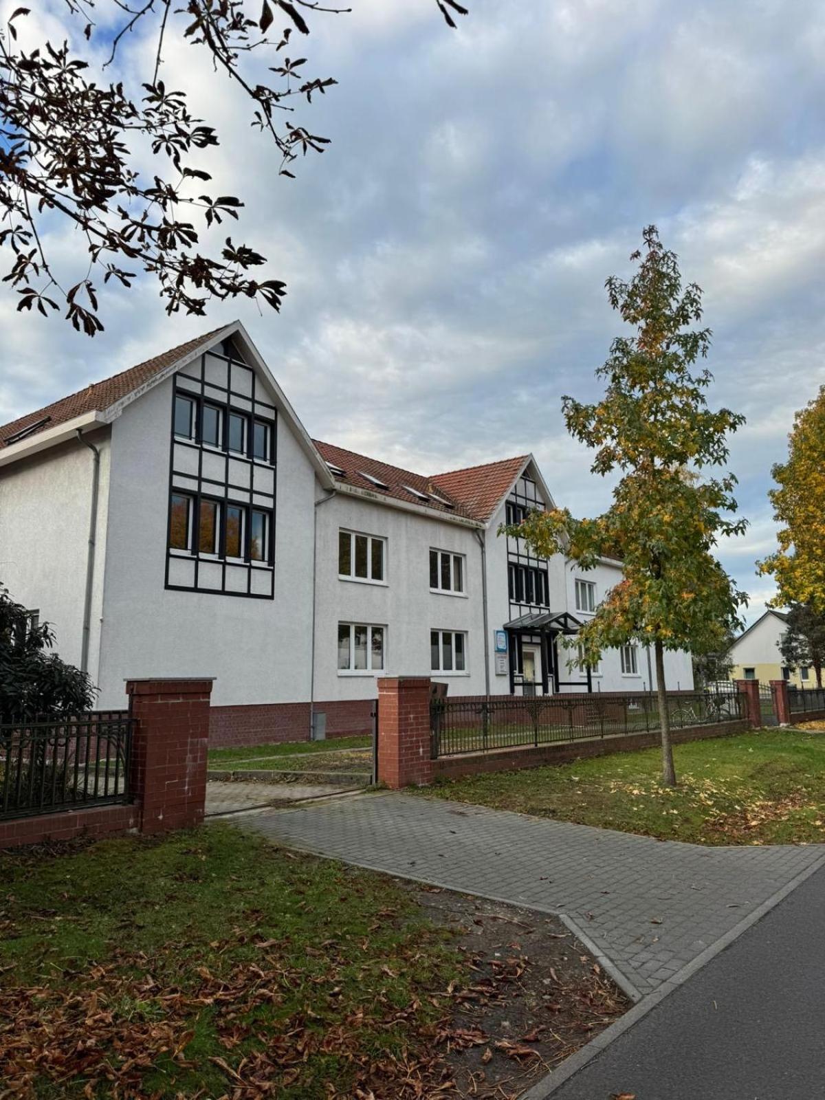 Fc-Apartmenthaus Falkensee Mit Grossem Garten Und Pkw Stellflaechen 외부 사진